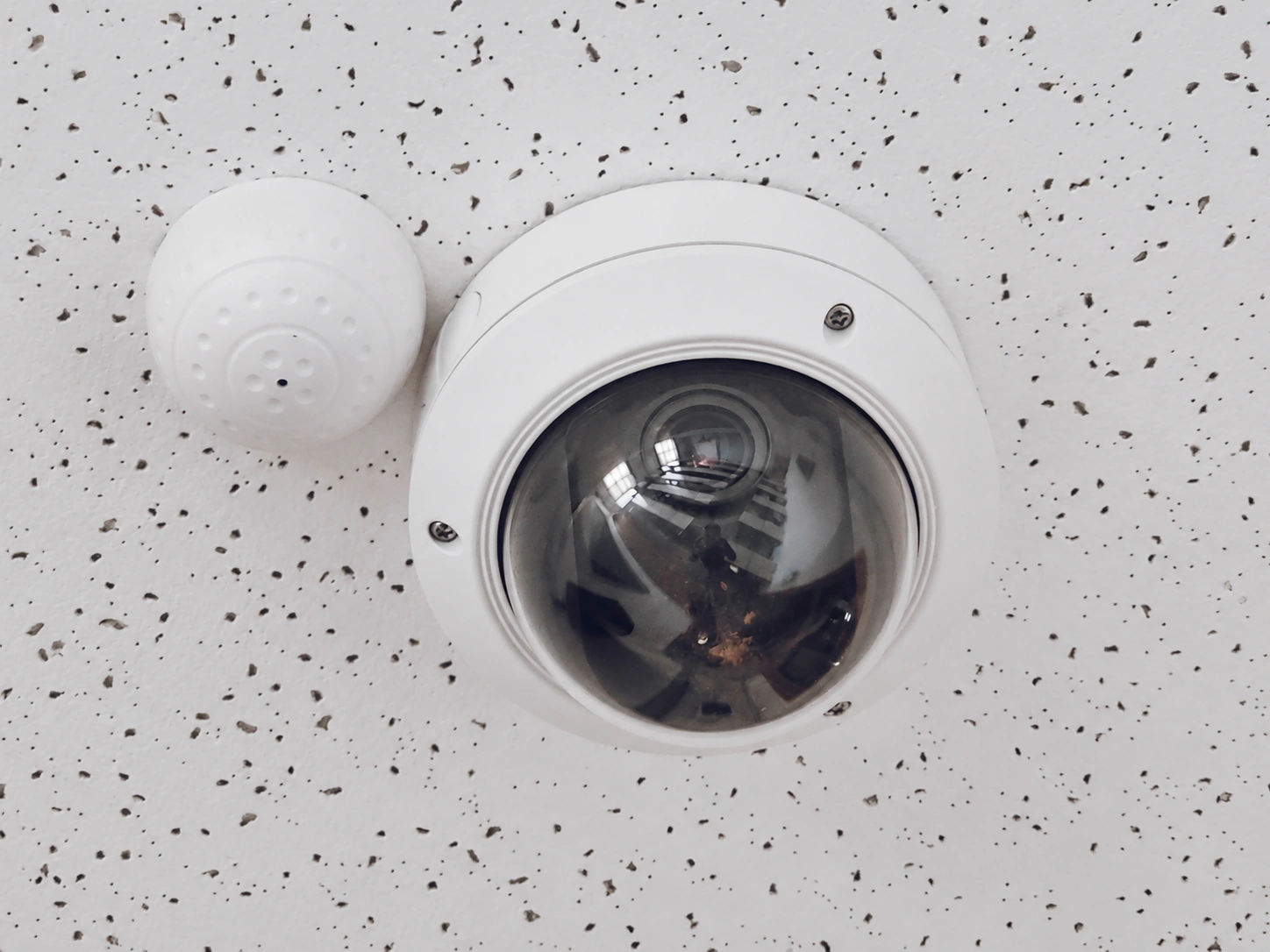 매장 사각지대를 완벽 차단하는 8채널 고화질 CCTV 실시간 관제